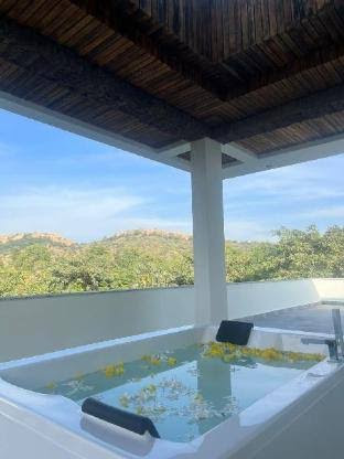 AALNA - A Luxurious Villa with Open Sky Jacuzzi