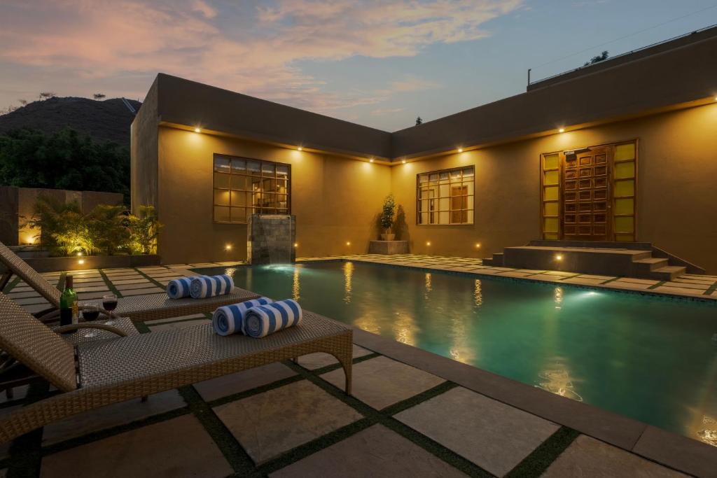 Claystone Retreat – 4BR Near Old Shrinathji Temple